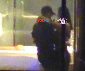 老婆出轨老公吃瓜,老公吃瓜背后的情感纠葛